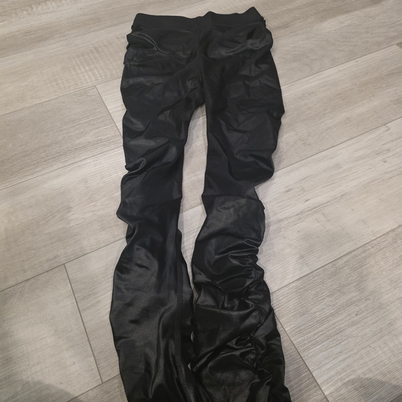 ALO Yoga Shiny Black Activewear - Picture 4 of 9